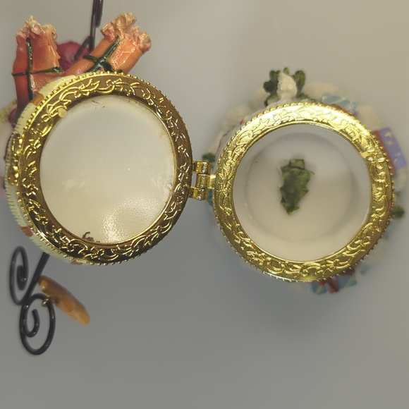 Resin Snowman Collectible Trinket Box with bird, gifts and star - Picture 4 of 6